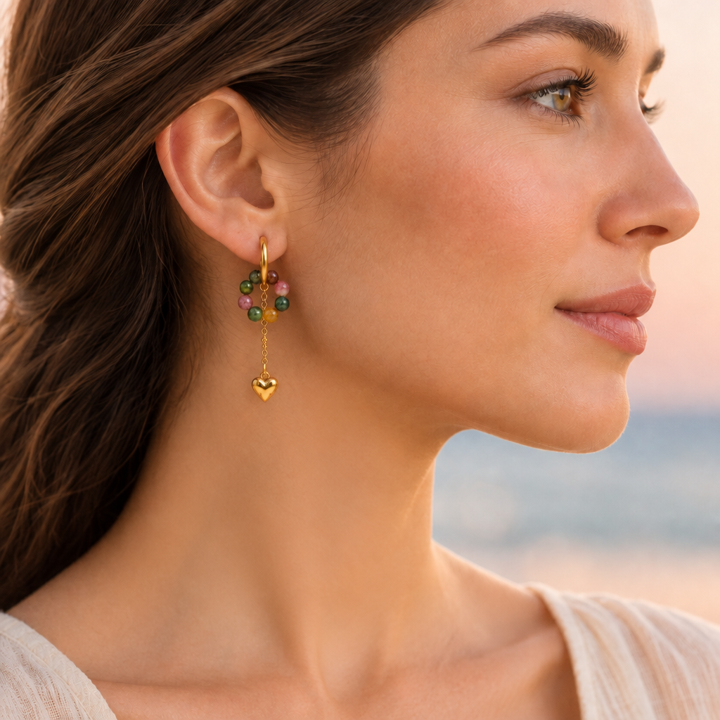 Boucles d'oreilles agate indienne portée par une femme souriante