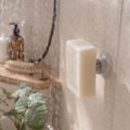 porte savon aimanté ventousé sur le mur d'une douche avec un savon